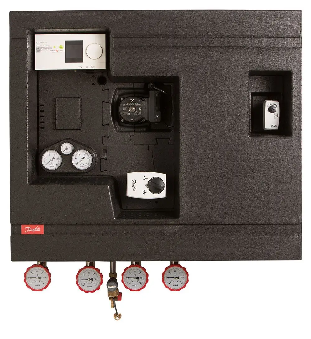 Hausstation mit mehreren Druckanzeigen, Steuergerät und Regelungskomponenten. Hergestellt von Danfoss, geeignet für die Heizungsanwendung.
